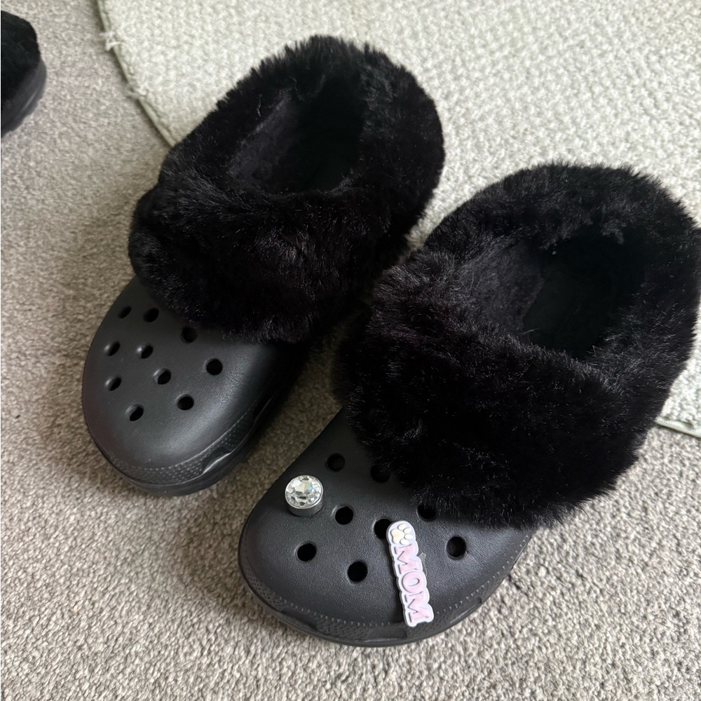 CROCS Black Fuzzy Mules